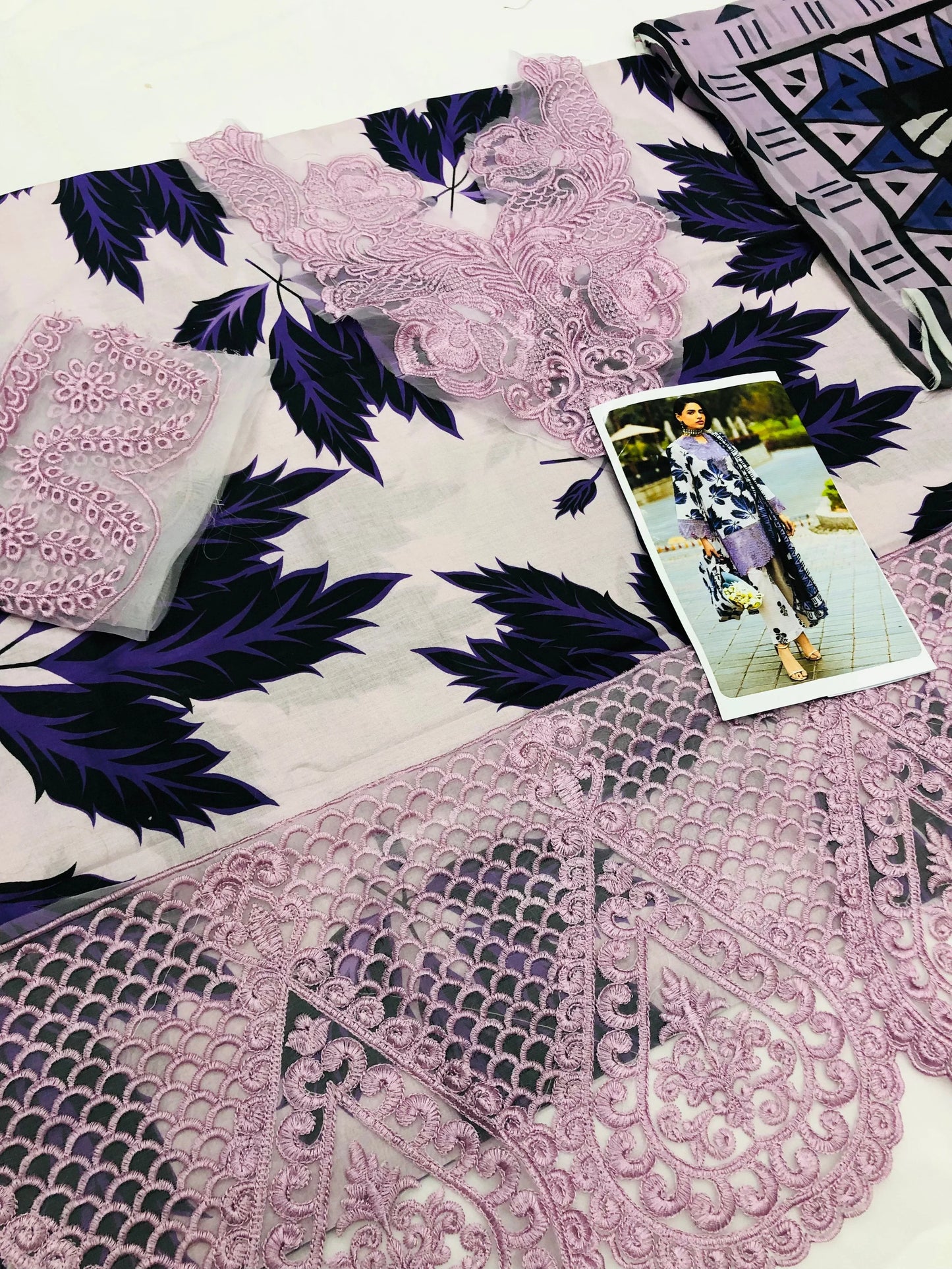 MAHNUR LILAC LAWN - SR FABRICS