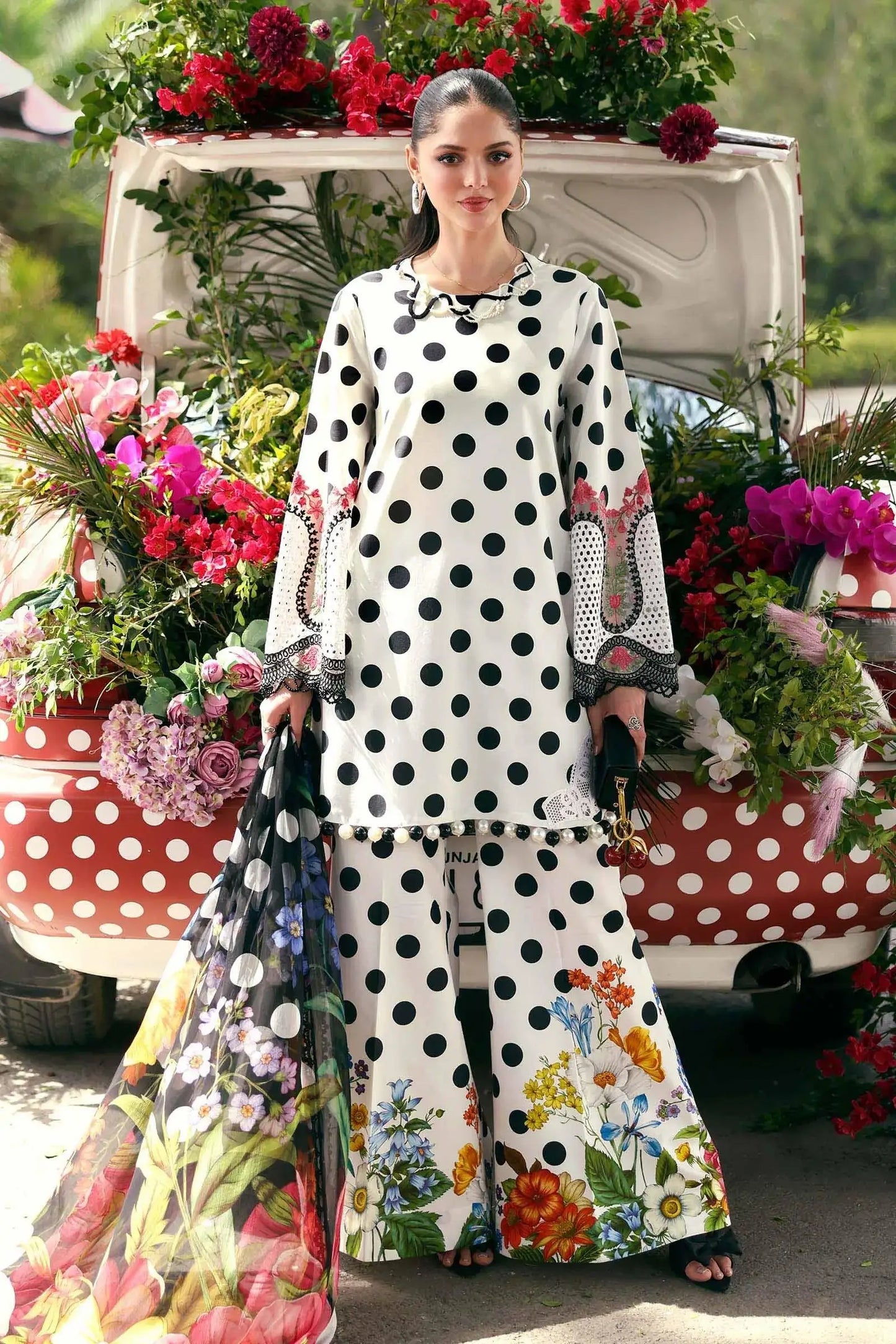 SWISS LAWN WHITE BLACK POLKA